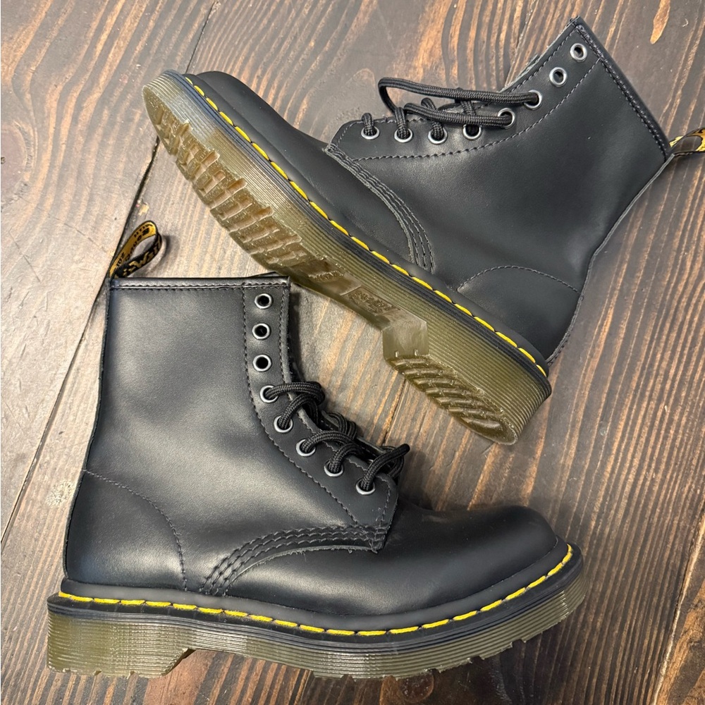 The original Dr marten’s black boot for juniors size 4
New without tags and box